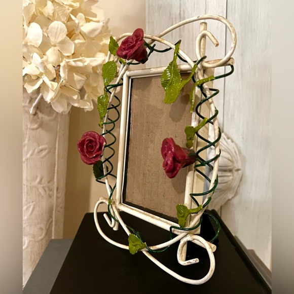 Vintage Shabby Tole Frame With Rose Motif - Picture 3 of 4